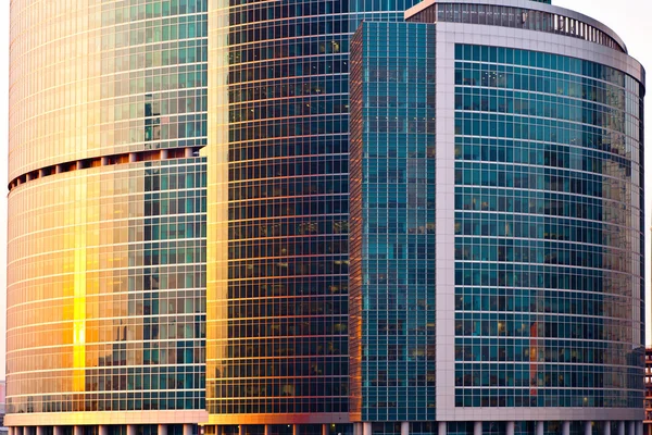 Blaue moderne Wolkenkratzer im Geschäftsviertel — Stockfoto