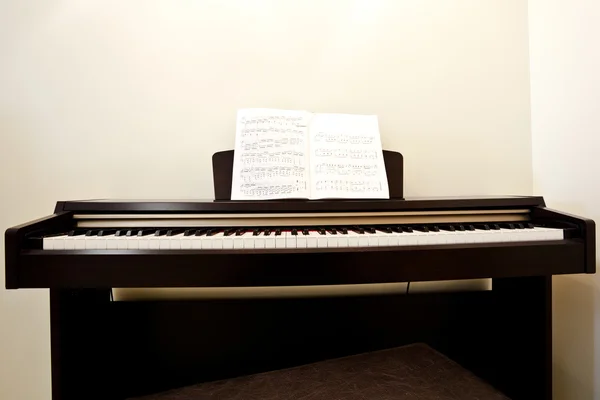 Klavír v místnosti — Stock fotografie