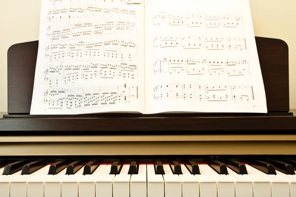 Piano e papel de música — Fotografia de Stock