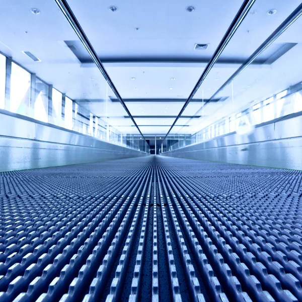 Vista escada rolante no corredor azul — Fotografia de Stock