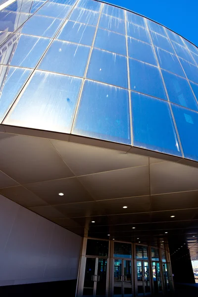 Eintritt in modernes blaues Büro — Stockfoto
