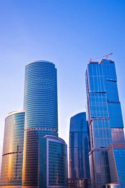 Blaue moderne Wolkenkratzer im Geschäftsviertel — Stockfoto