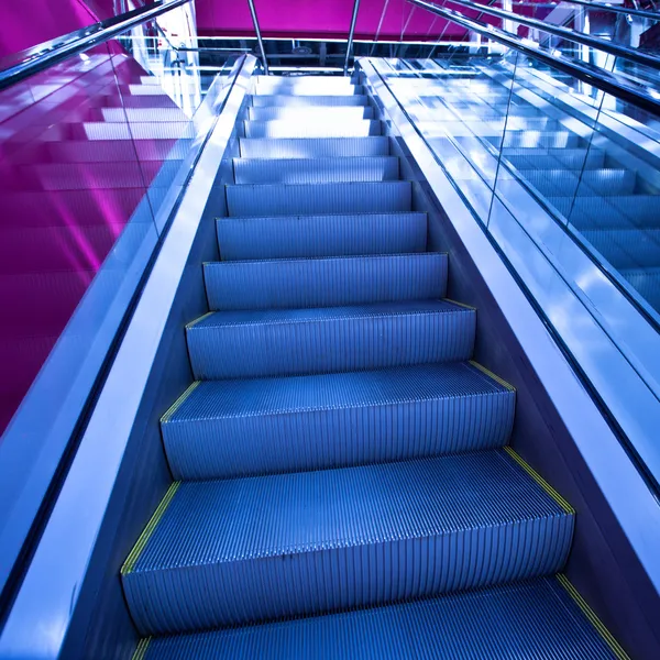 Escalera mecánica en corredor azul — Foto de Stock