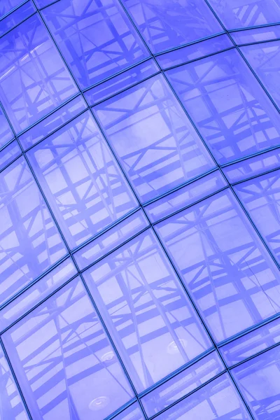 Abstraktní fialový plodin mrakodrap — Stock fotografie