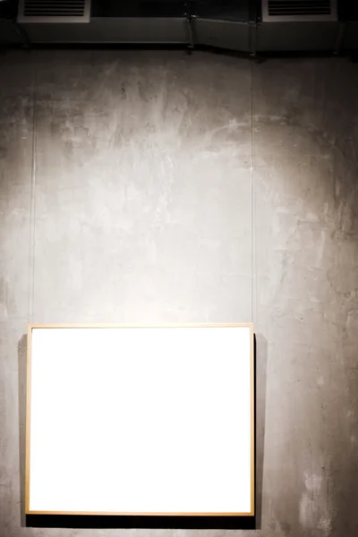 Белая рамка на серой стене — стоковое фото