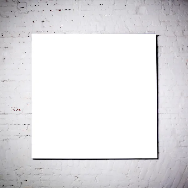 Quadro branco na parede de tijolo branco — Fotografia de Stock