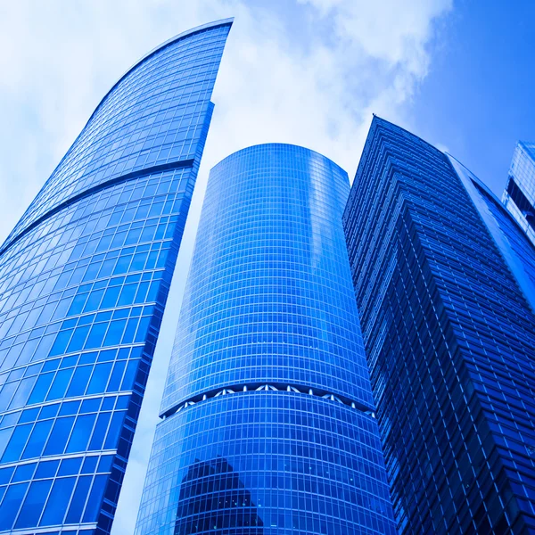 Blå skyskrapor huvuden i businesscenter — Stockfoto