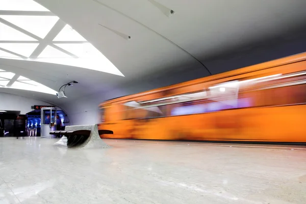 Оранжевый поезд на платформе — стоковое фото