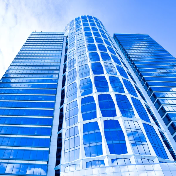 Novo arranha-céu de negócios de vidro azul — Fotografia de Stock