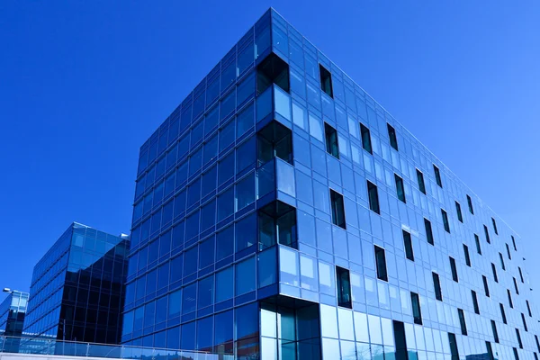 Вид на угол стеклянного бизнес-небоскреба — стоковое фото