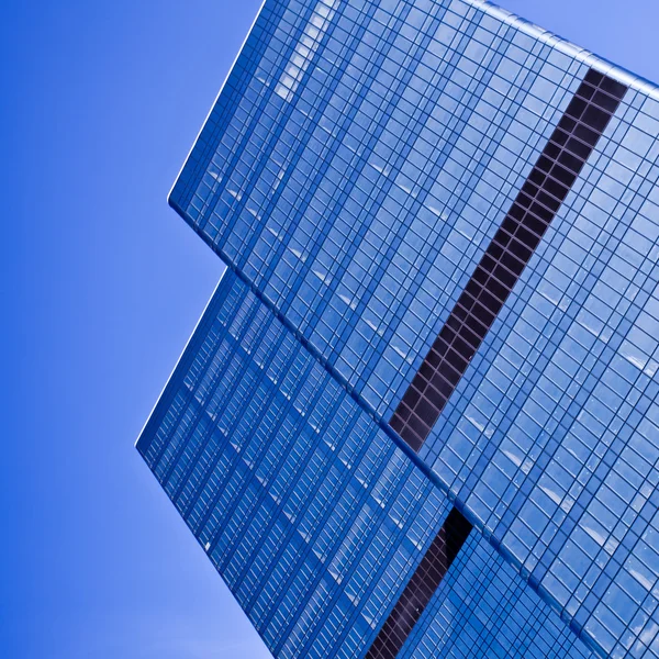 Дві блакитні скляні бізнес хмарочоси вежі — стокове фото