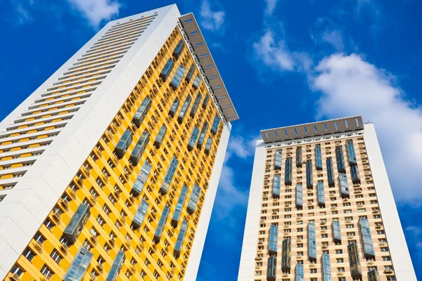 Nuevas torres de viviendas amarillas con balcón —  Fotos de Stock