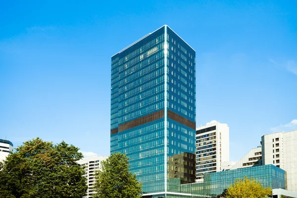 Arranha-céu de negócios de vidro azul — Fotografia de Stock