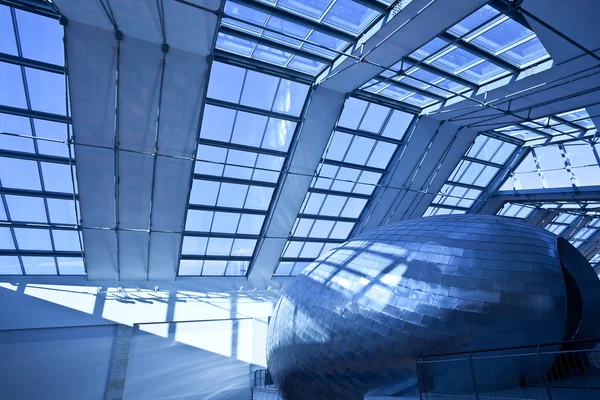 Zobacz nowy nowoczesnej hali futurystyczny z ex — Zdjęcie stockowe