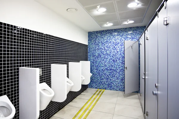 Offentlig toalett med bås och urinoarer — Stockfoto