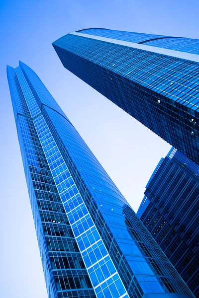 Duas torres modernas de arranha-céus — Fotografia de Stock