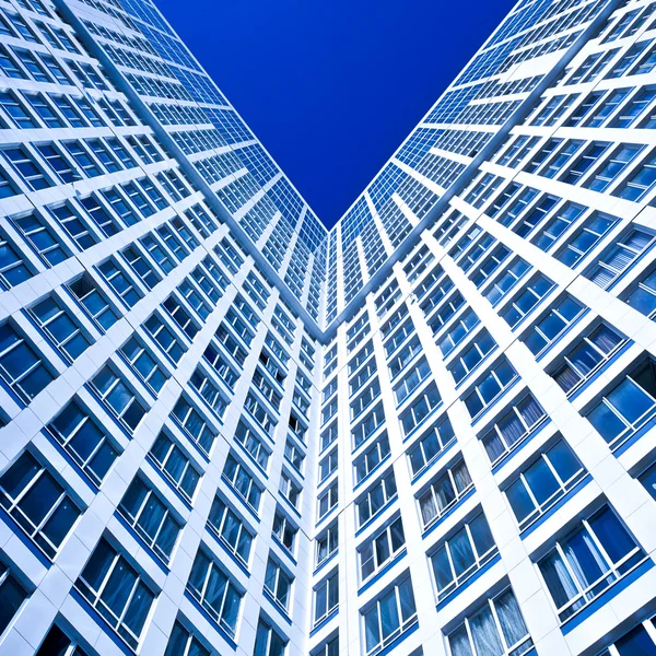 Blå hörnet av nya moderna hus — Stockfoto