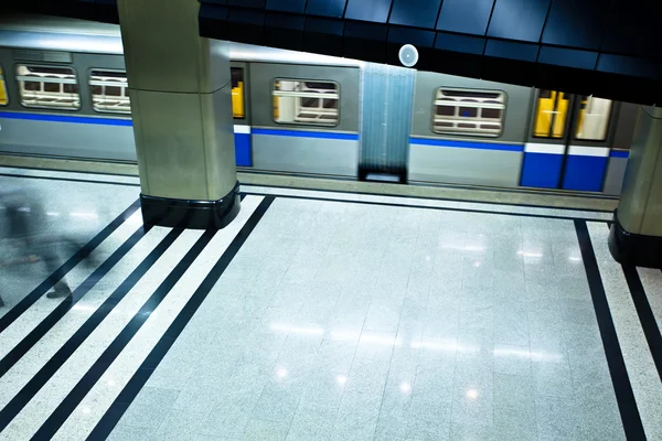 Interior da plataforma subterrânea com movimento — Fotografia de Stock