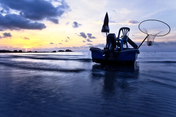 Fischerboot im Meer bei Sonnenuntergang. Thailand — Stockfoto