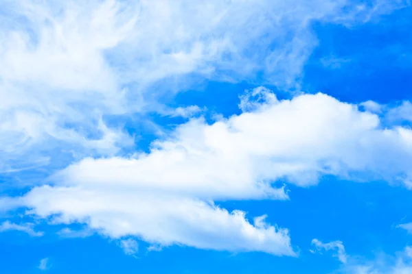 Gökyüzündeki beyaz bulutlar — Stok fotoğraf