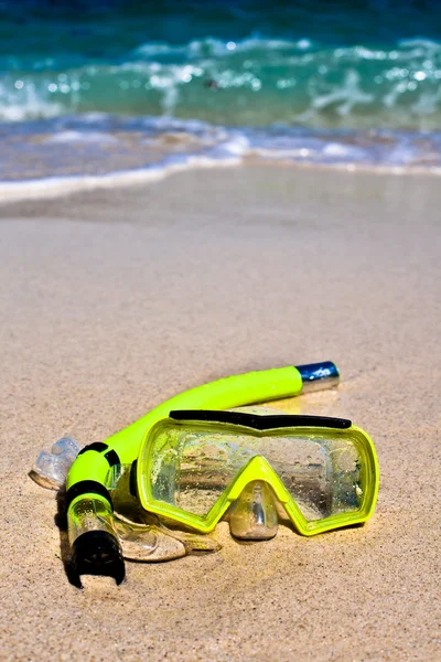 모래에 노란 snorling 마스크 — 스톡 사진