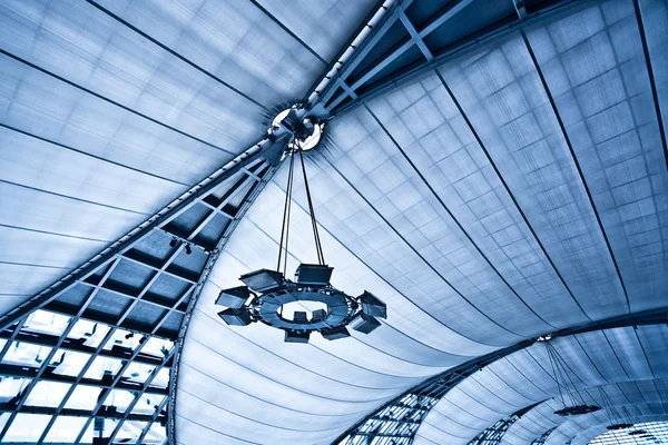 Abstract blue plafond met lampen — Stockfoto