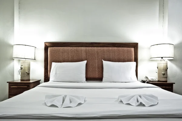 Hotel camera da letto interno con cuscini e Foto Stock