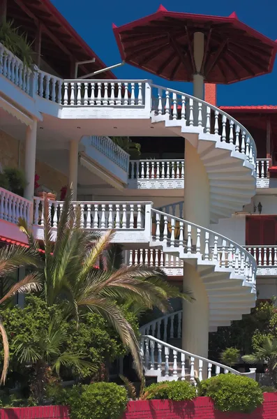 Grekiska hus med balkonger — Stockfoto