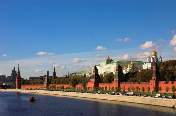 Kremlinmauer und Moskva — Stockfoto