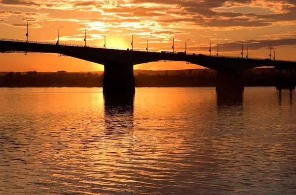 Por do sol e ponte — Fotografia de Stock