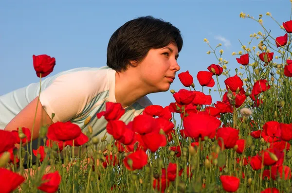 Girl on the poppies field — Stock Photo, Image