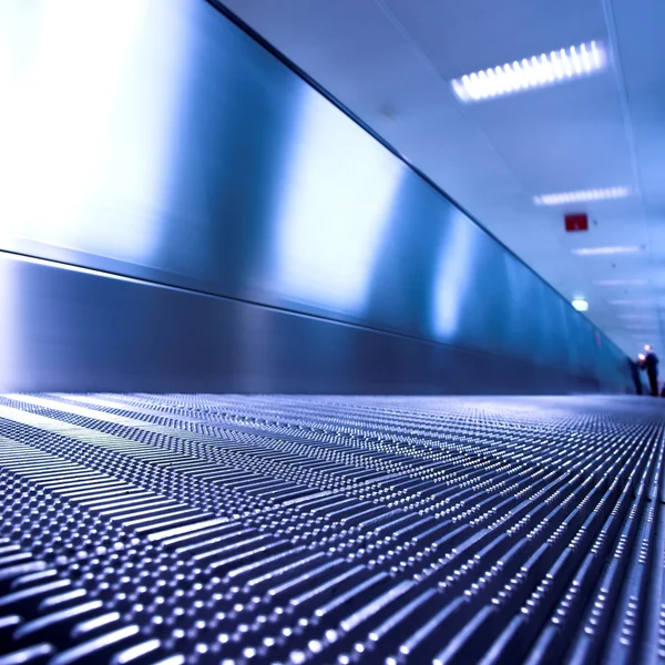 Blå rörliga rulltrappa i office hall — Stockfoto