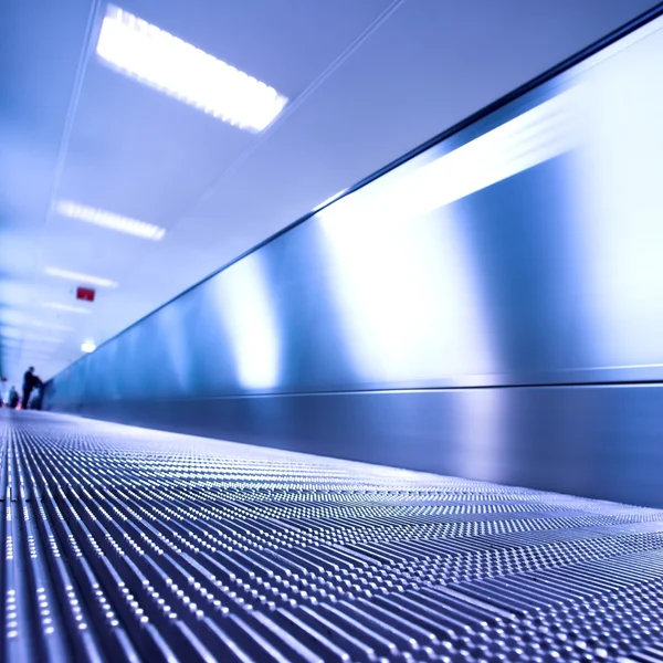 Blå rörliga rulltrappa i office hall — Stockfoto