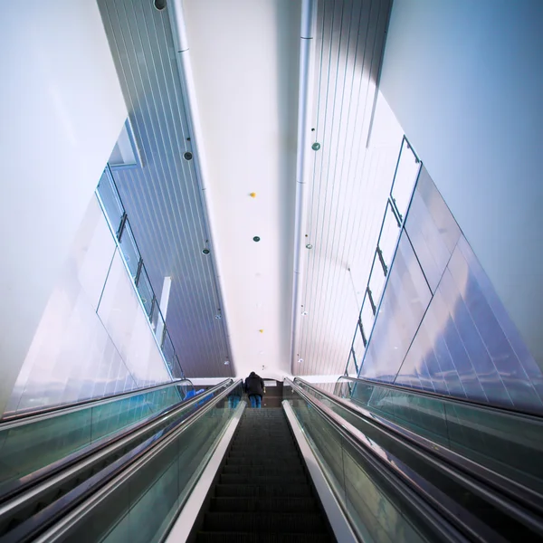 Rolltreppe in modernes Büro verschieben — Stockfoto