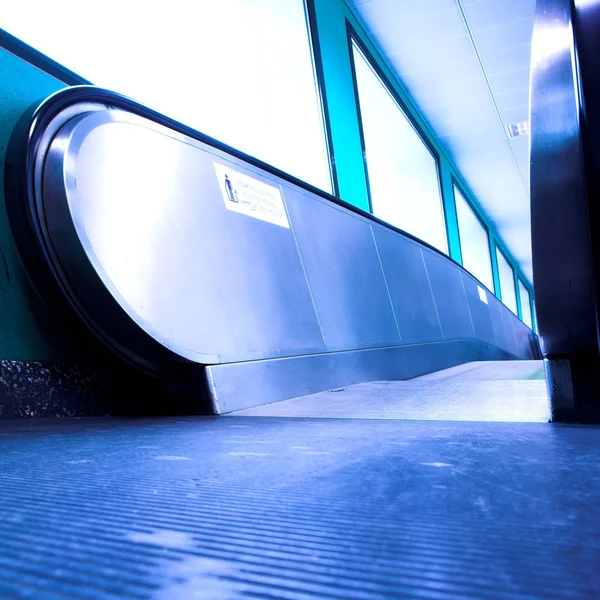 Blauwe bewegende roltrappen in de office-hal — Stockfoto