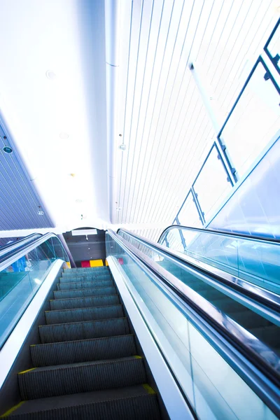 Déplacer l'escalator dans un bureau moderne — Photo