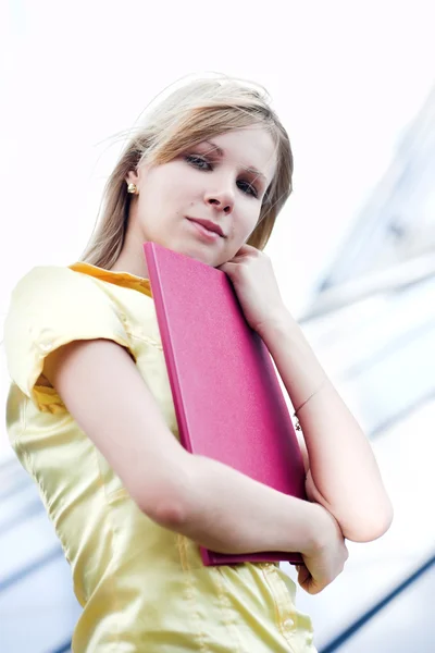 Business girl in yellow with folder — Stock Photo, Image