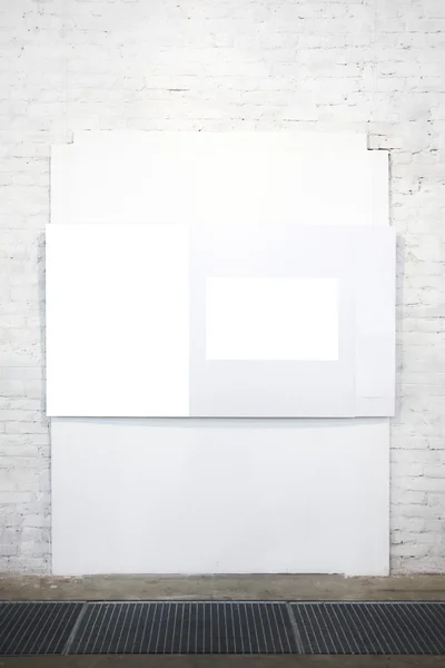 Пустой белый баннер на стене — стоковое фото