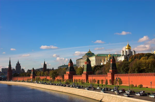 Mur du Kremlin et rivière bleue Moskva — Photo