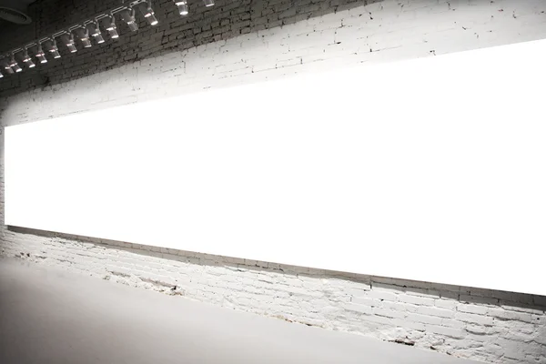 Пустой белый баннер на стене — стоковое фото