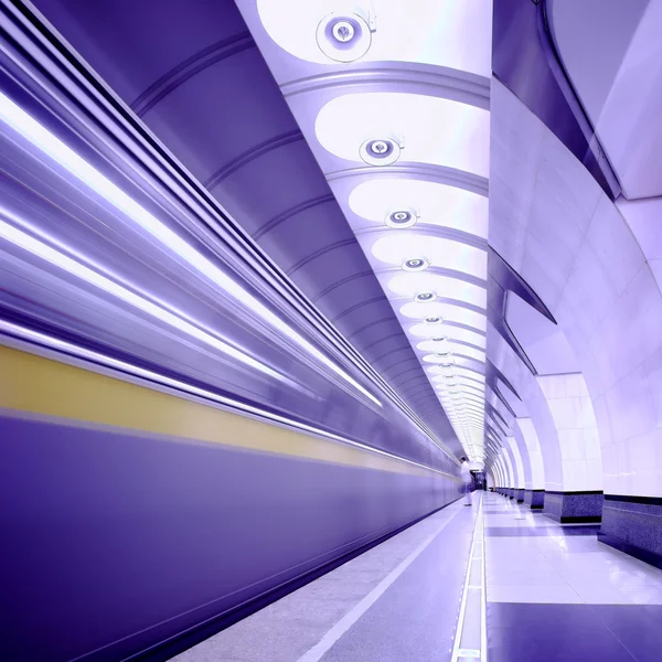 Поезд на платформе в метро — стоковое фото