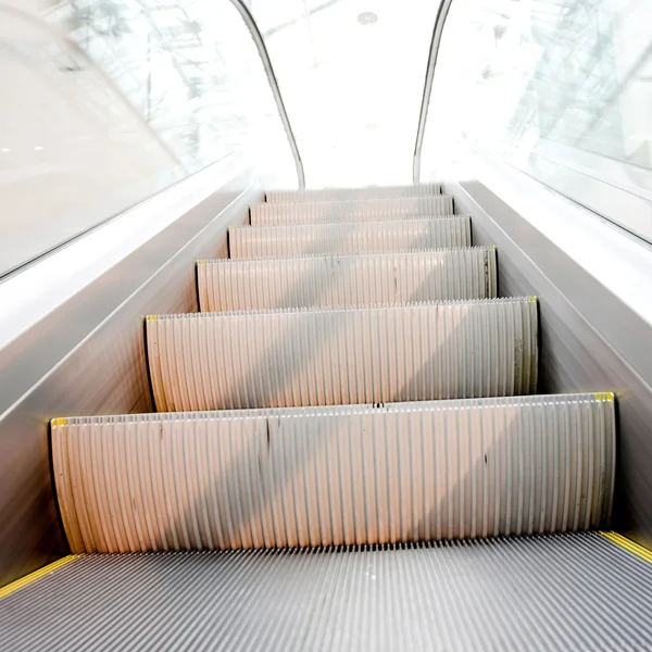 Szybkie ruchomych schodach — Zdjęcie stockowe