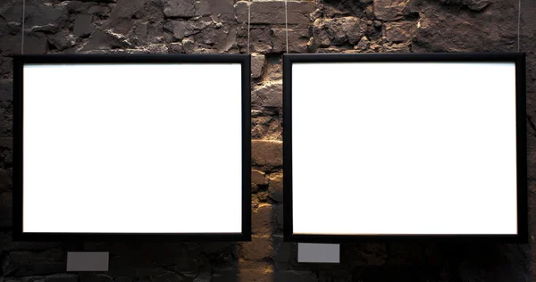 Twee lege frames op bakstenen muur — Stockfoto