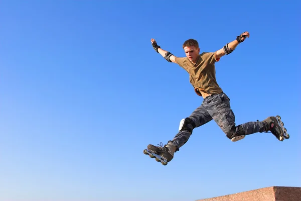 Roller boy saltando dal parapetto — Foto Stock