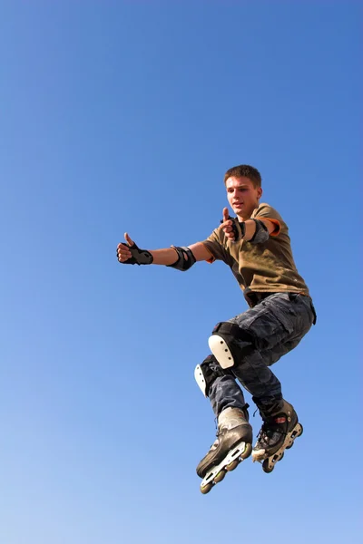 Roller pojke hoppar från bröstvärn — Stockfoto