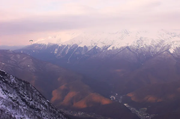 山でパラグライダー — ストック写真