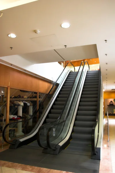 Dos escaleras mecánicas en el centro comercial — Foto de Stock