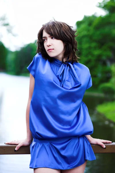 Álmodik a park-ban kék ruhás hölgy — Stock Fotó