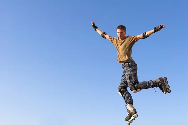 Хлопчик стрибає з парапету — стокове фото