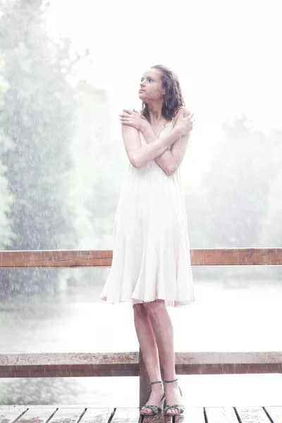 Menina ficar sob gotas de chuva — Fotografia de Stock